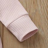 Sanfter Komfort: Einfarbiger Baby-Strampler aus Baumwolle Himmelsstern